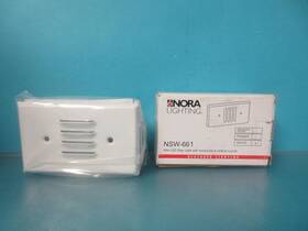 Nsw-661pc Nora Lighting Mini Led Step Light With Photocell Horizontal And Vertical Louvered Face White